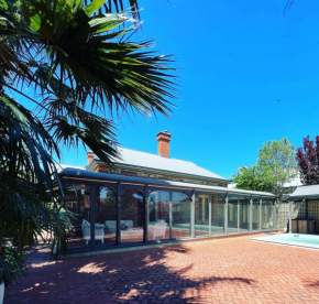The Red Door: Expansive Home/Pool/4 BR w Ensuites, Glenelg